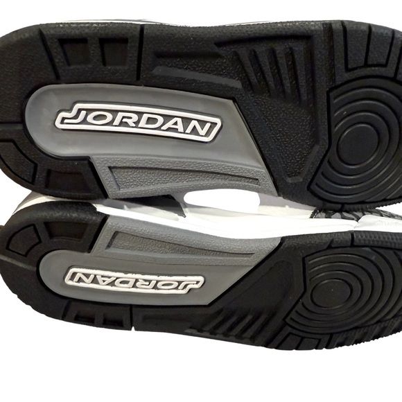 JORDEN’S Brand New White and Gray Nike Kids Sneakers- Size 4.5 Boys - Picture 4 of 9